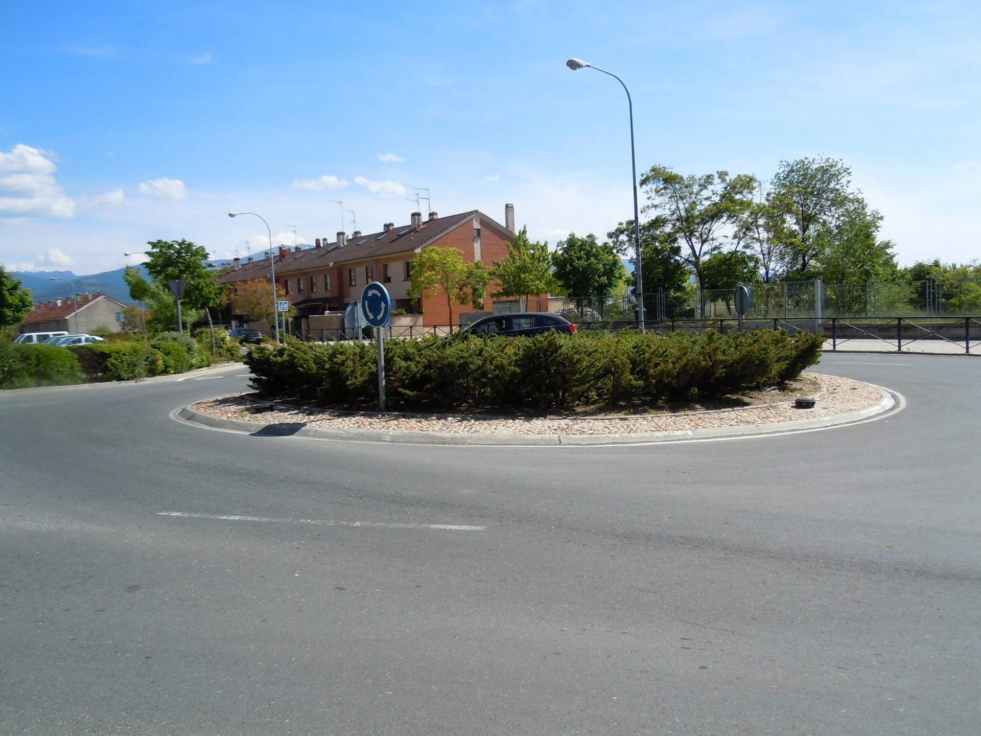 Una rotonda en medio de una carretera