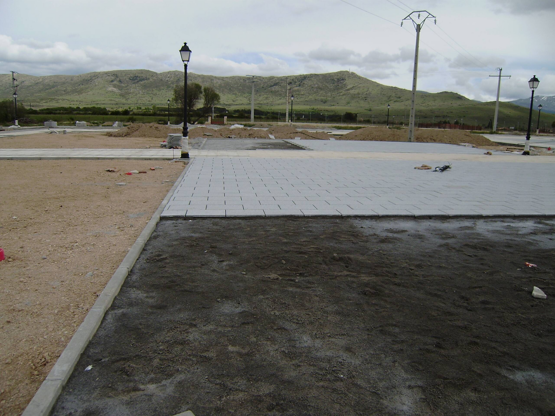 Una calle con un poste de luz en el medio