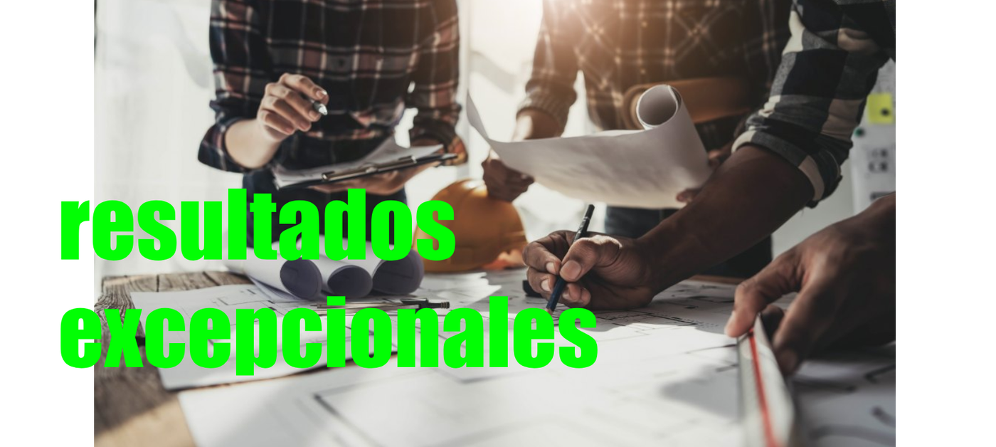 Un grupo de personas están sentadas alrededor de una mesa mirando papeles.
