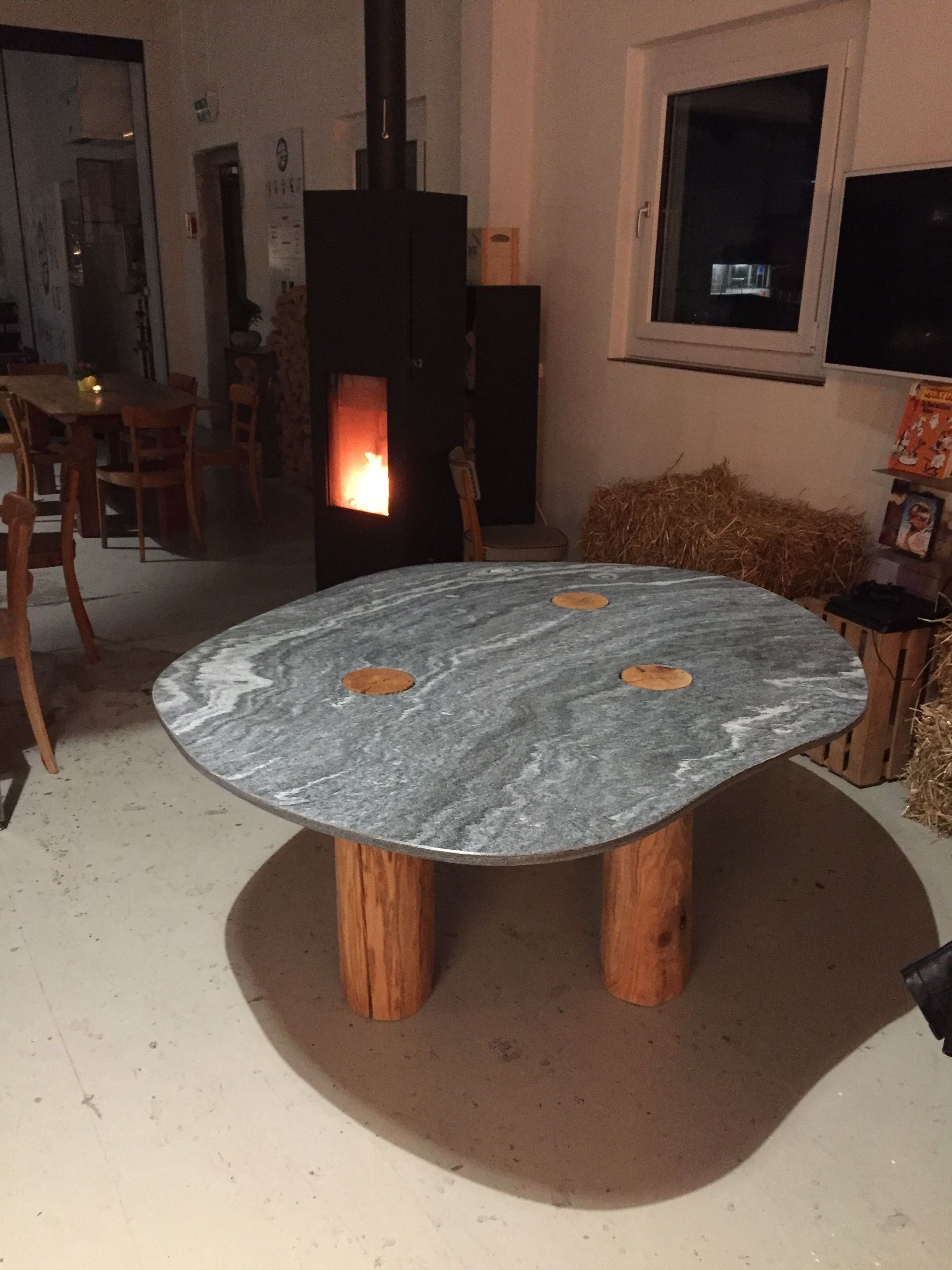 Tavolo in granito valle Maggia gambe rovere indigeno - SXL Artigiani - Lavori in legno e metallo Locarno