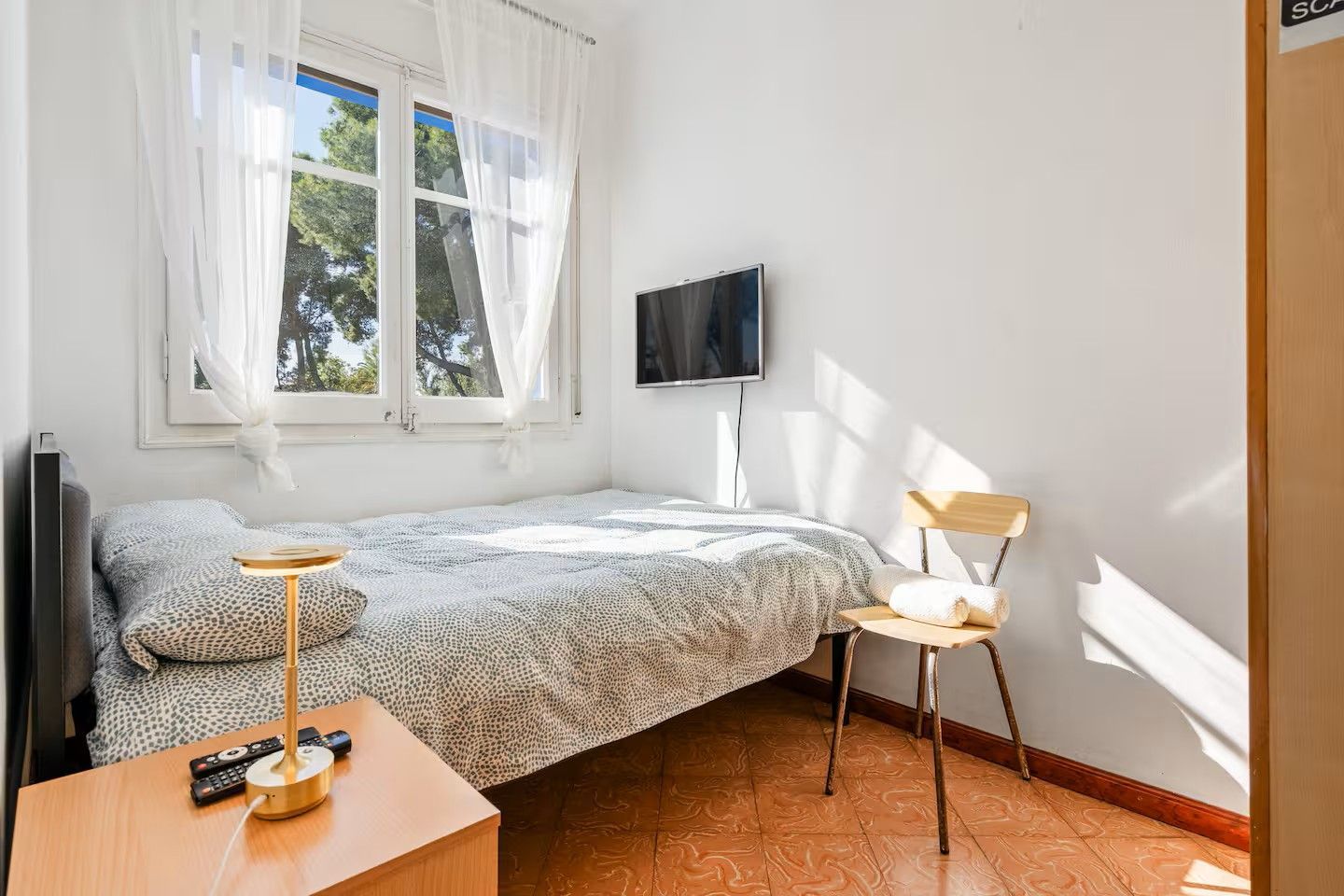 Una sala de estar con sofá, mesa y sillas.