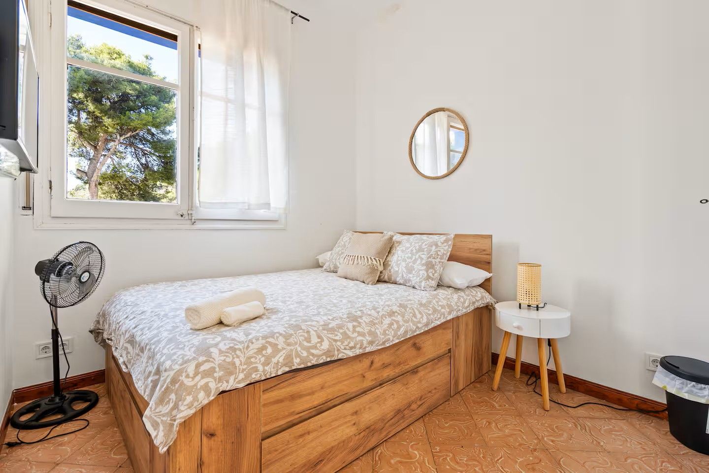 Una sala de estar con sofá, mesa y sillas.