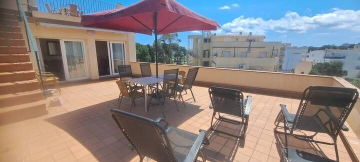 Una sala de estar con sofá, mesa y sillas.