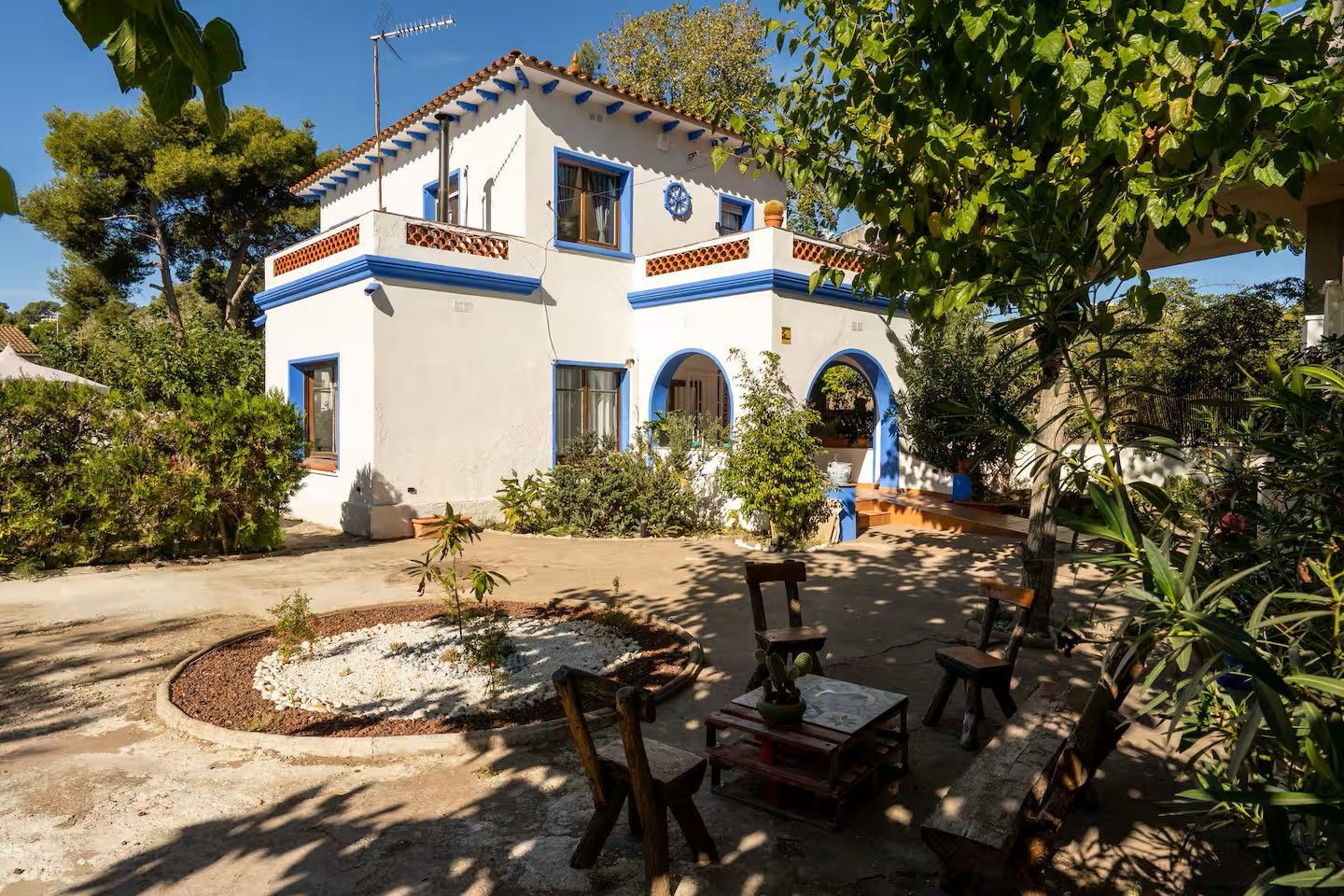 Una sala de estar con sofá, mesa y sillas.