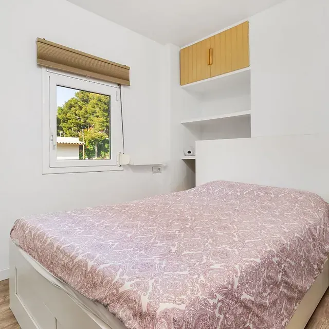 Un dormitorio con una cama grande y una ventana.