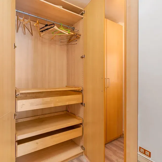 Un armario de madera con cajones y estantes en una habitación.