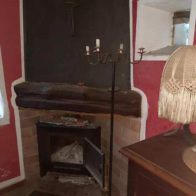 Una lámpara está delante de una chimenea.