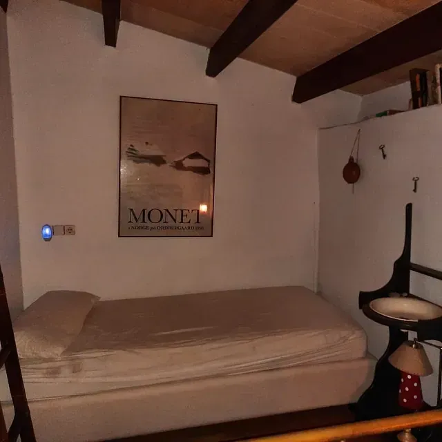 Un dormitorio con un cartel en la pared que dice Monet.