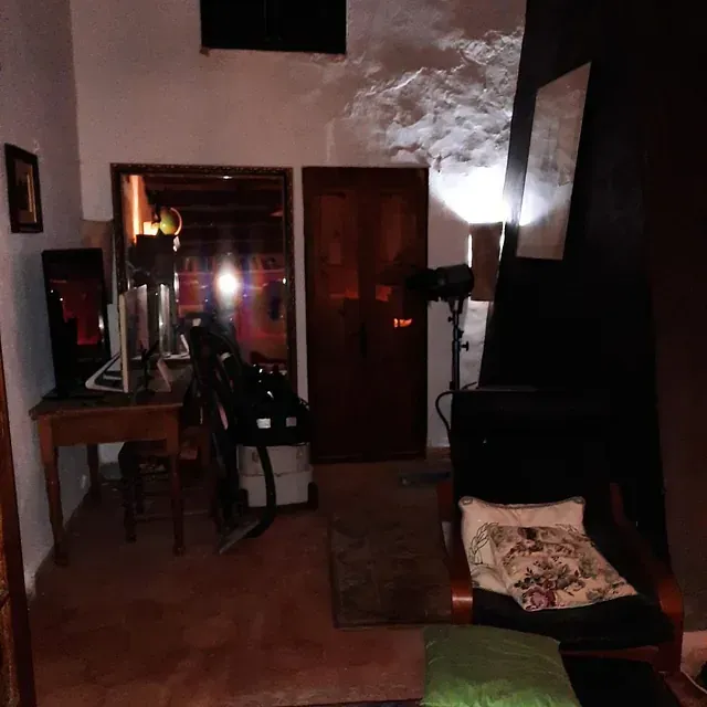 Una habitación oscura con una silla y una mesa