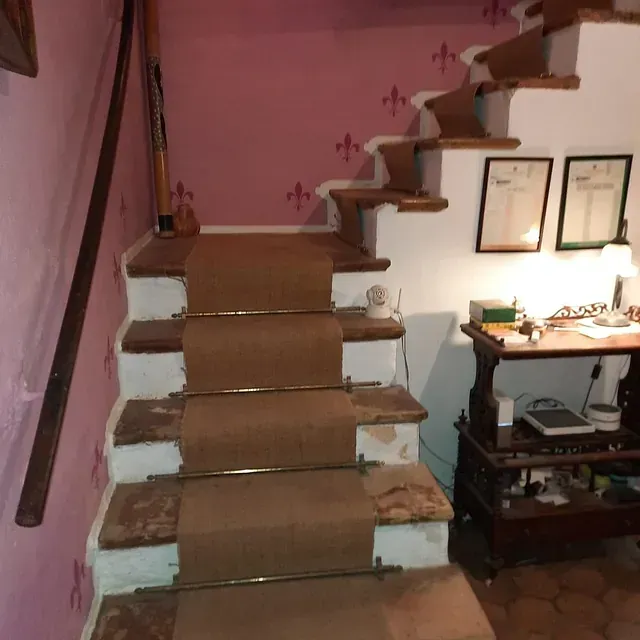 Un conjunto de escaleras que conducen a un escritorio en una habitación.
