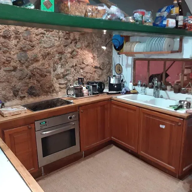 Una cocina con horno y fregadero.