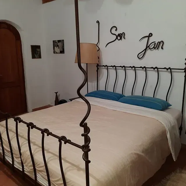 Un dormitorio con una cama y un cartel que dice son jan
