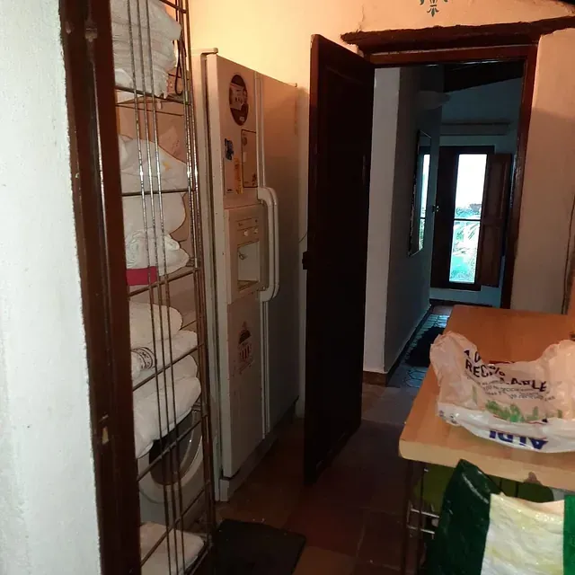 Una cocina con una nevera y una bolsa que dice 