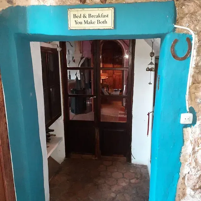 Una puerta con un cartel que dice Bed & Breakfast, ambos hacen