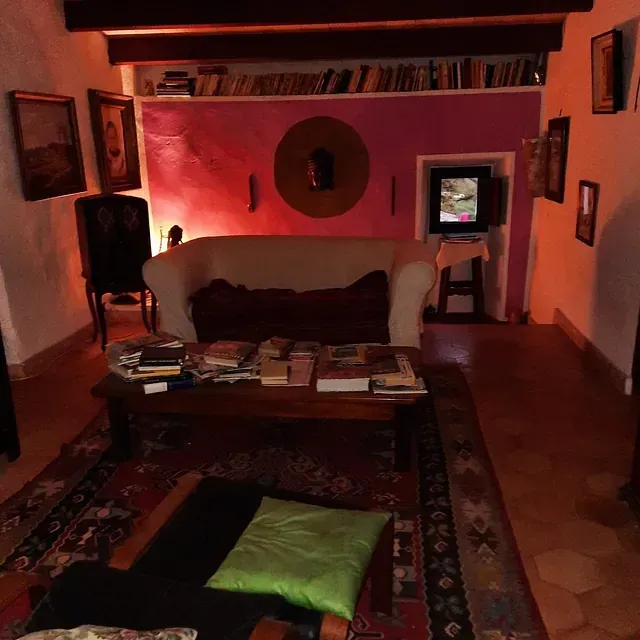 Una sala de estar con un sofá y un televisor