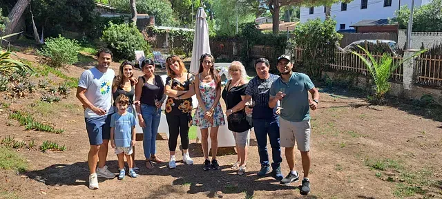 Un grupo de personas posa para una fotografía en un patio trasero.