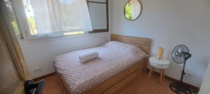 Una sala de estar con sofá, mesa y sillas.