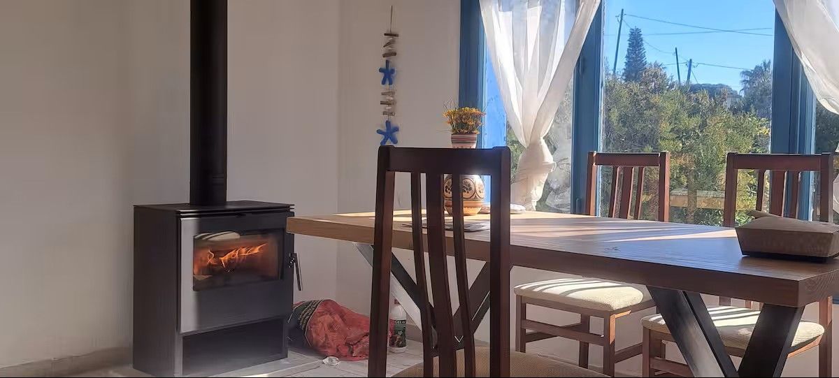 Una sala de estar con sofá, mesa y sillas.