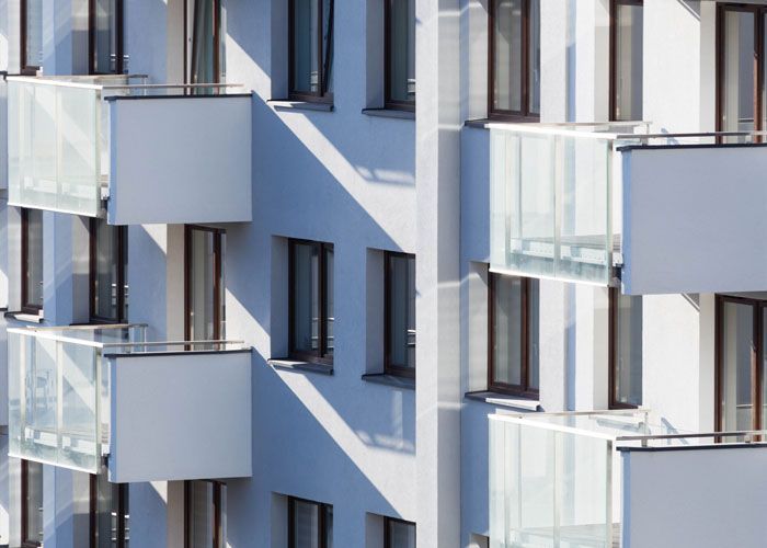 Un edificio con muchas ventanas y balcones