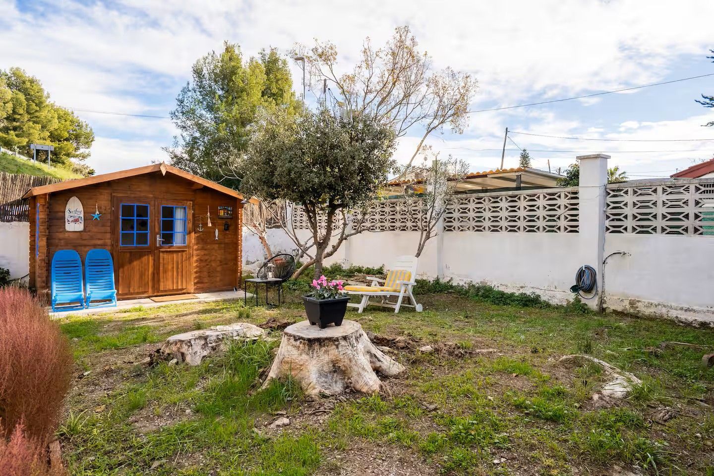 Una sala de estar con sofá, mesa y sillas.