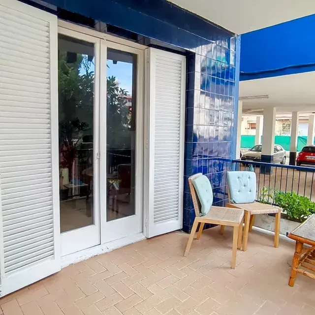 Un balcón con dos sillas y una mesa.