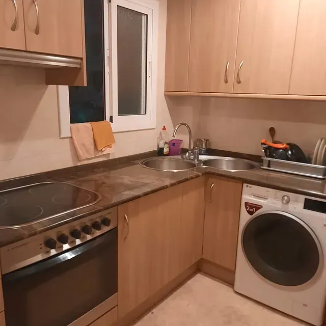 Una cocina con una lavadora que dice LG.