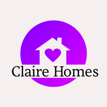 Un logotipo para Claire Homes con una casa y un corazón en un círculo morado.