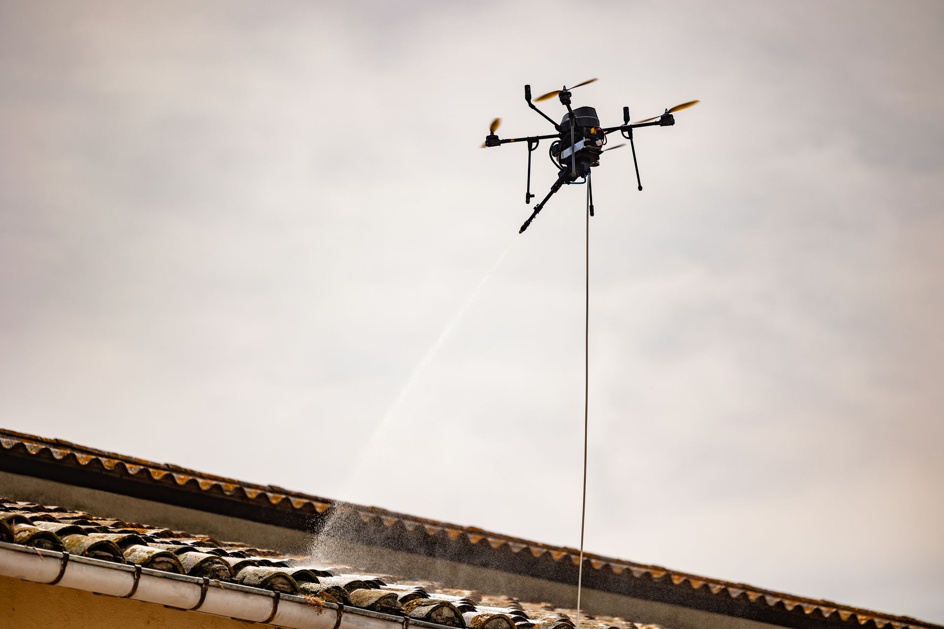 Un drone en train de nettoyer une toiture.