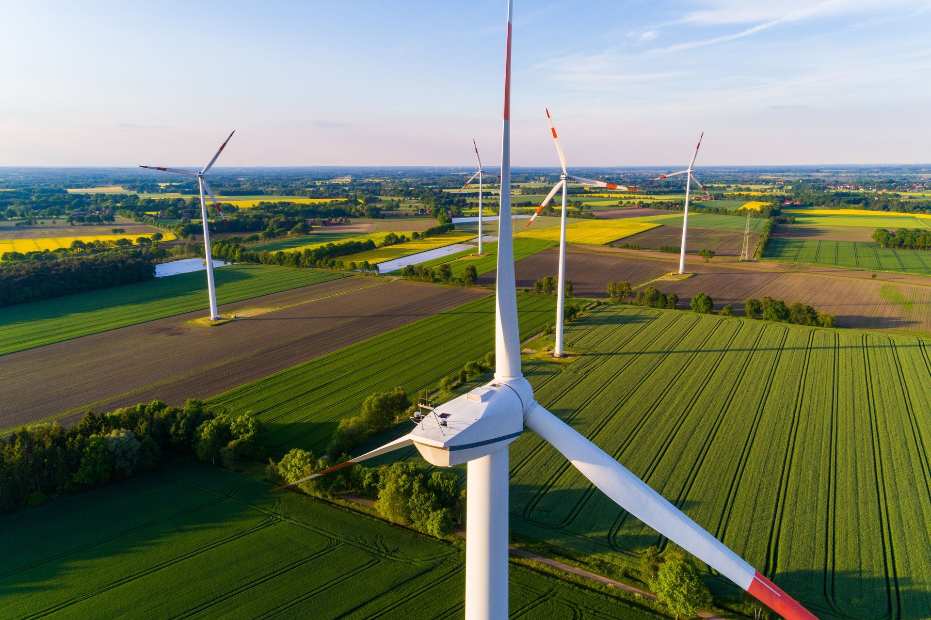 Des éoliennes vues de l'arrière, en hauteur.