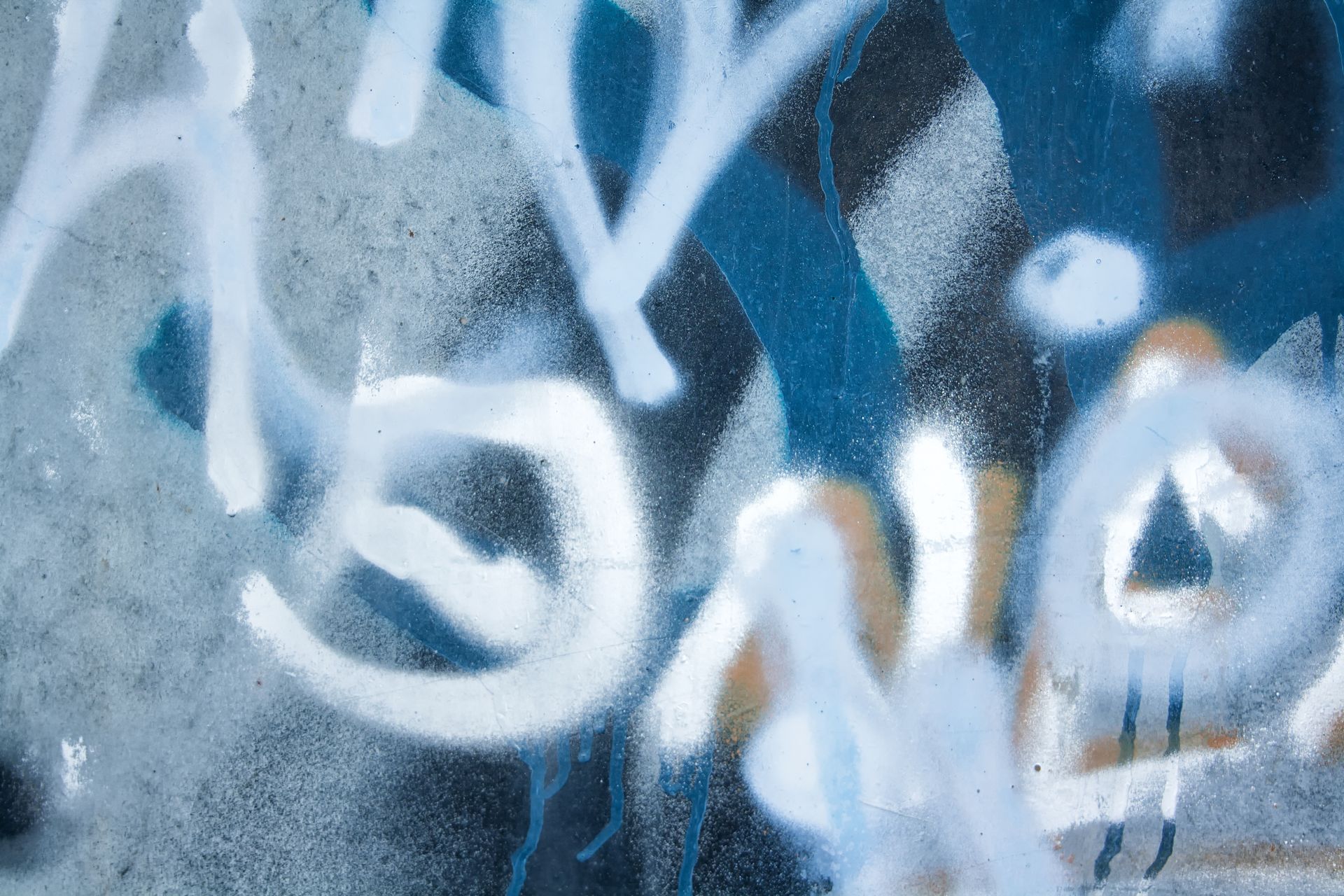 Des graffitis sur une surface.