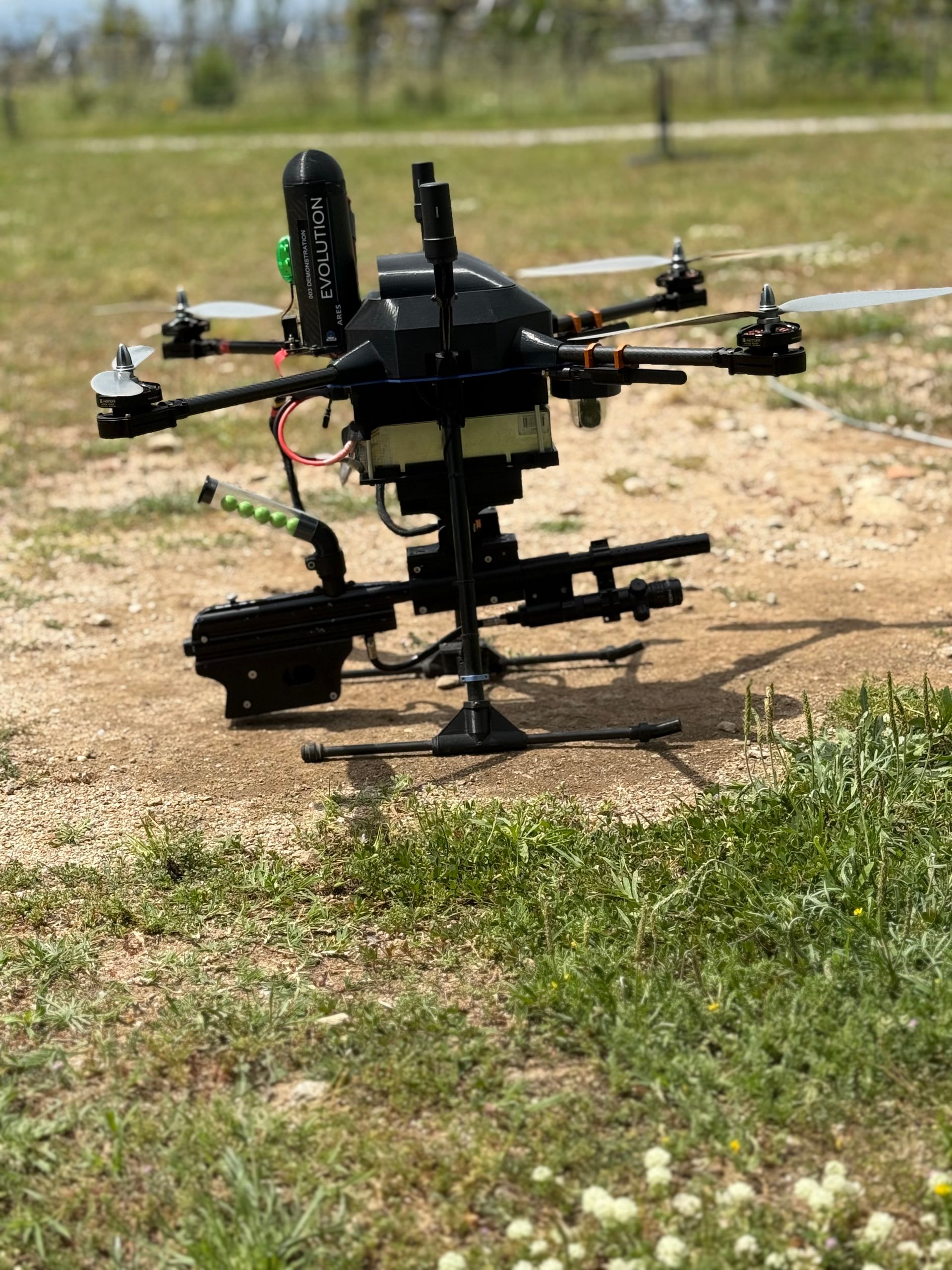 Un drone nettoyeur sur le sol.