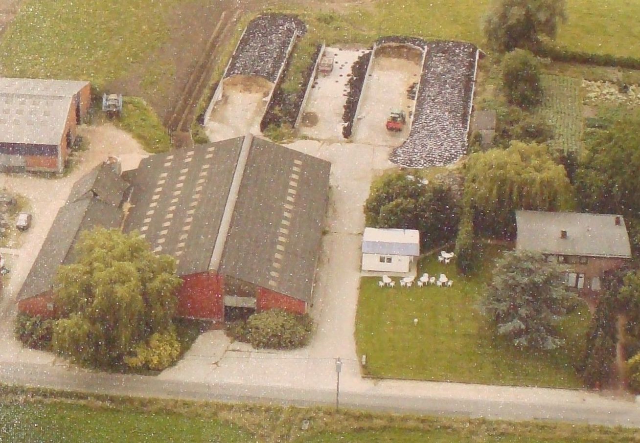 oude luchtfoto van een  boerderij