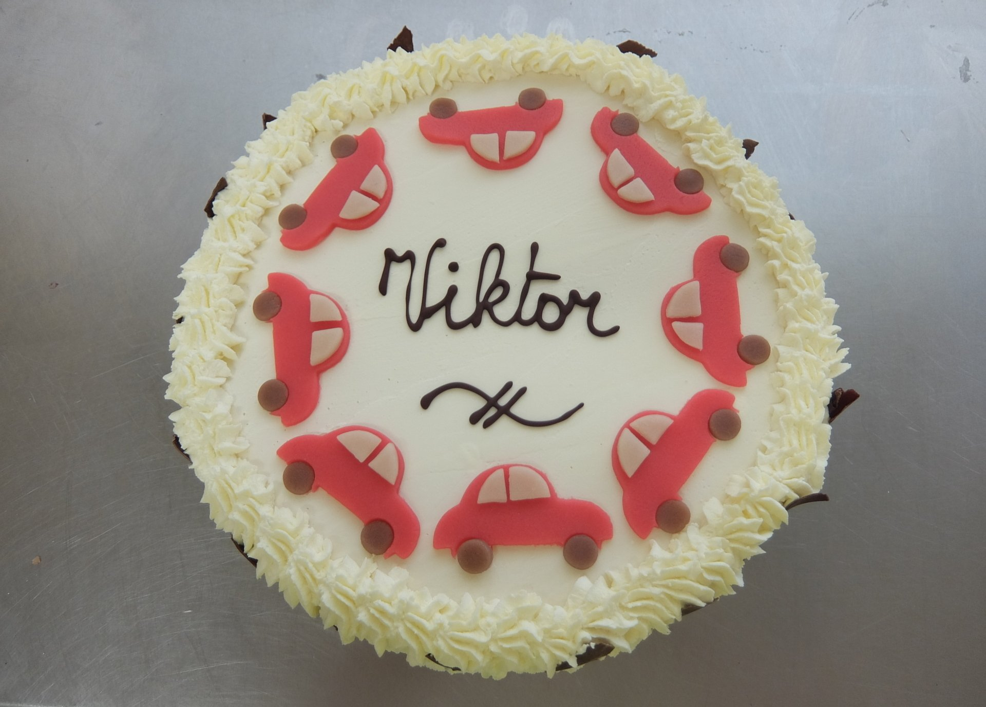 Ijstaart met rode auto's