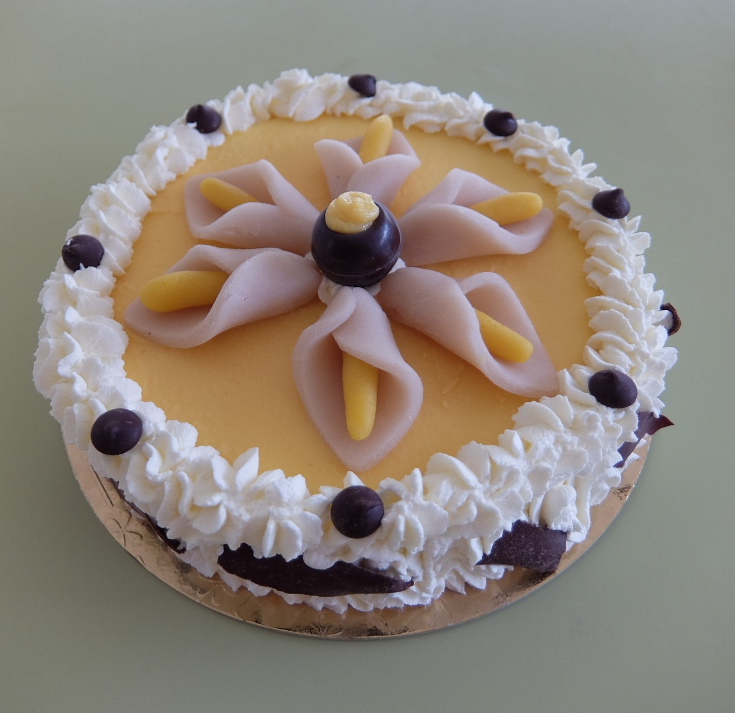 Ijstaart met een spiegel van advocaat en bloemen uit marsepein