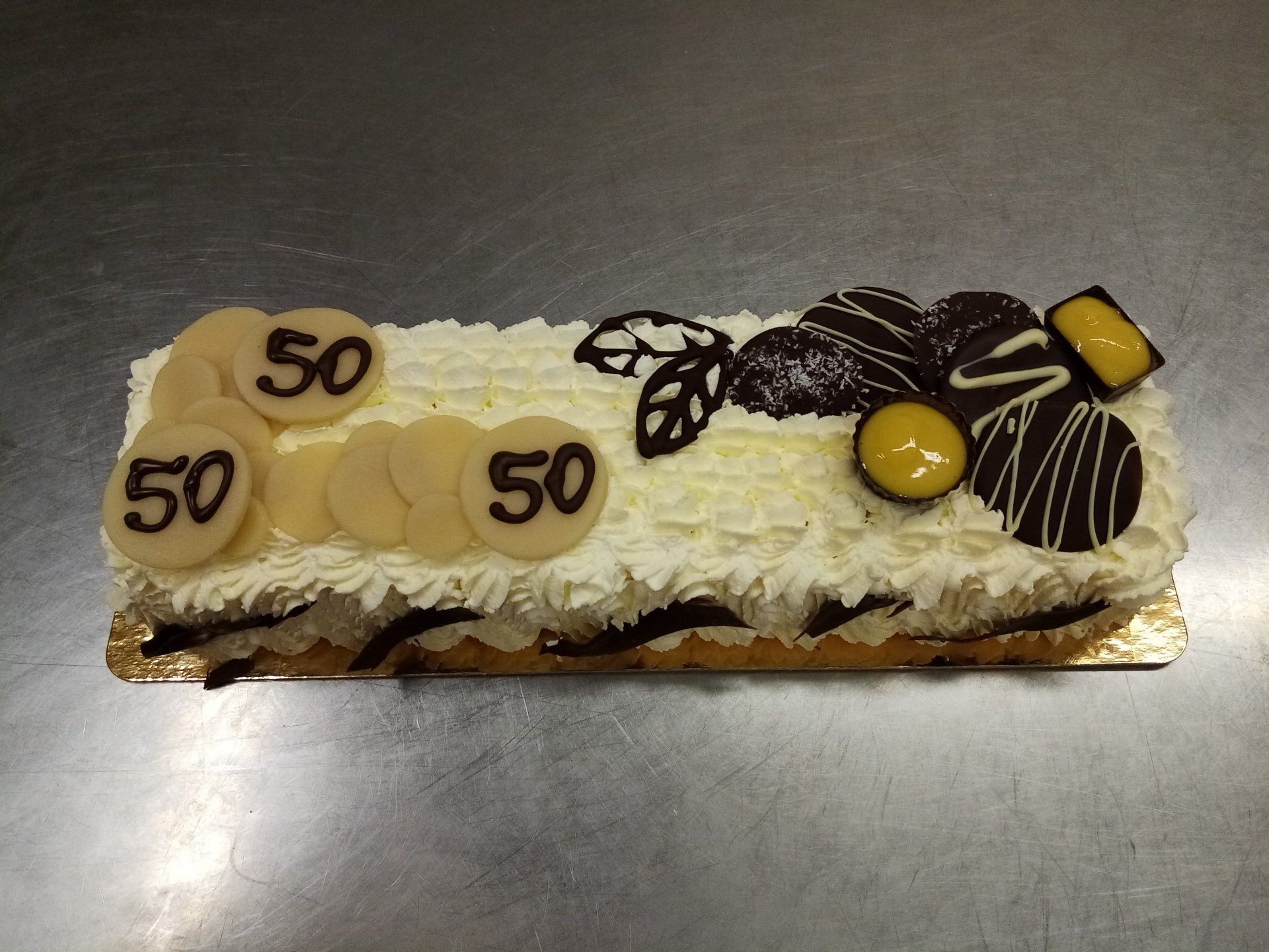 ijstaart versierd met slagroom, chocolade en marsepein