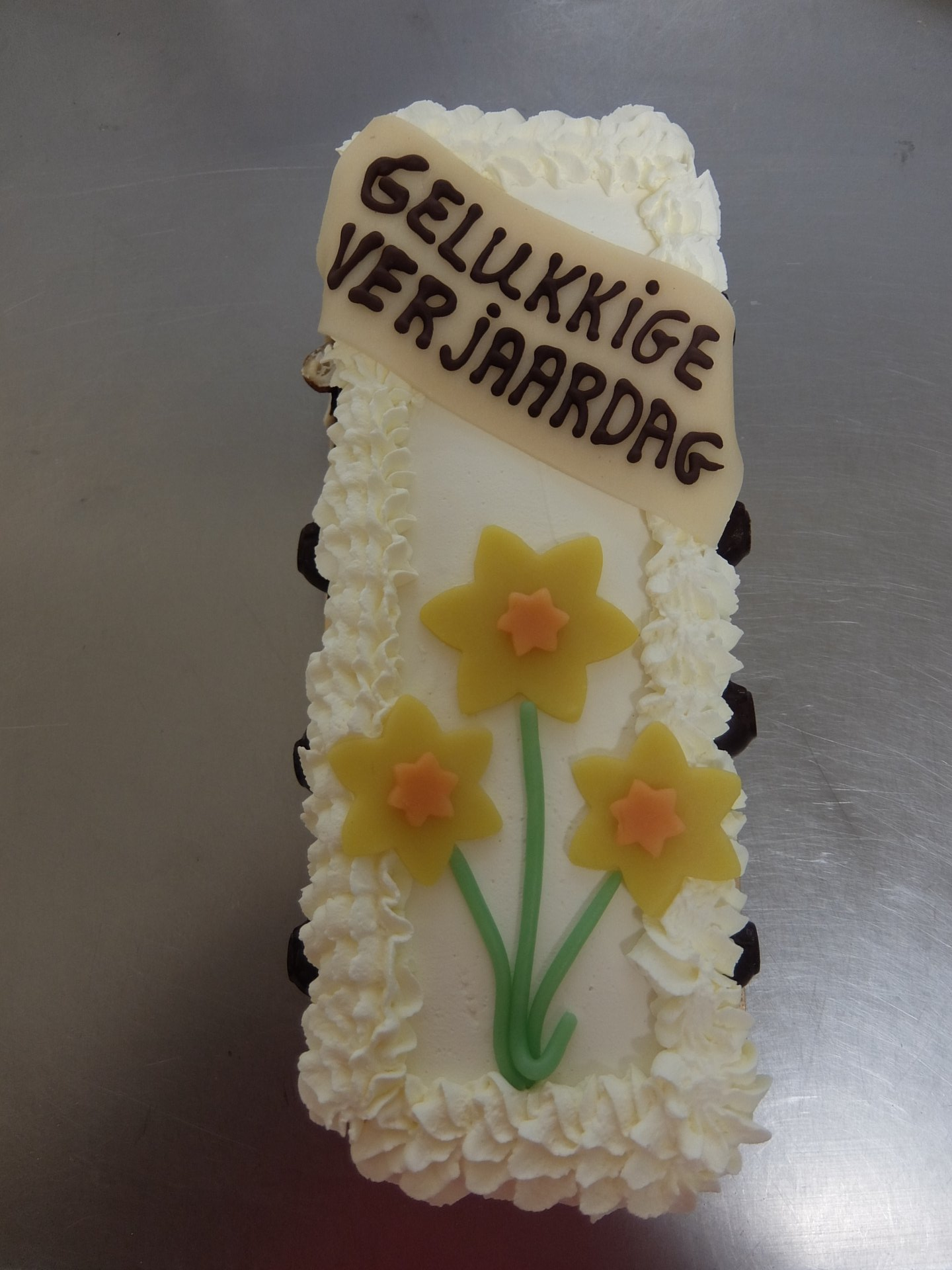 ijstaart met bloemen voor verjaardag van een vrouw