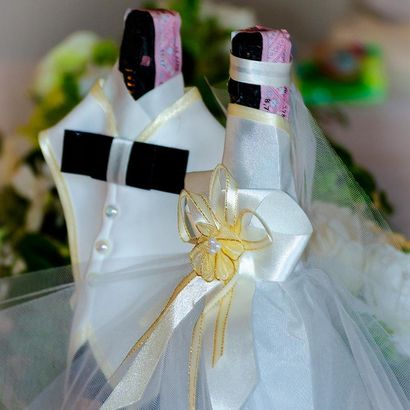 Dos botellas de vino vestidos de novios