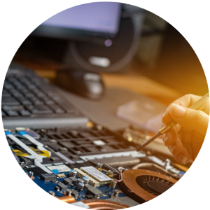 Una persona está arreglando una computadora portátil con un destornillador.