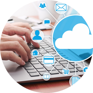 Una persona está escribiendo en una computadora portátil con una nube en el fondo.