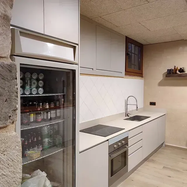 Una cocina con frigorífico y fregadero