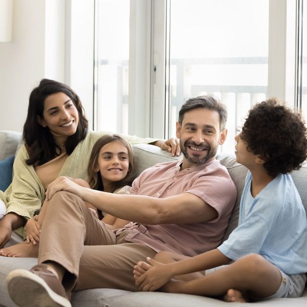 Un grupo de personas están sentadas en círculo hablando entre sí.