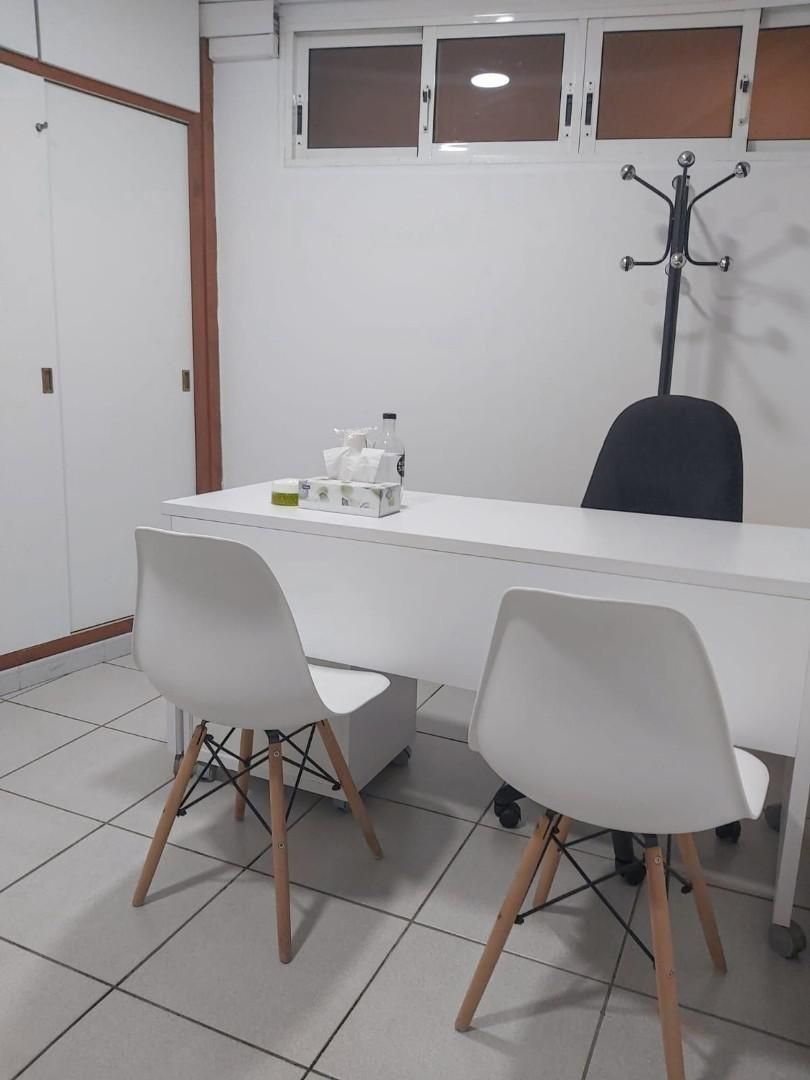 Una habitación con una mesa y sillas y un perchero