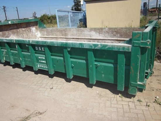 Une benne vide pour gravats.