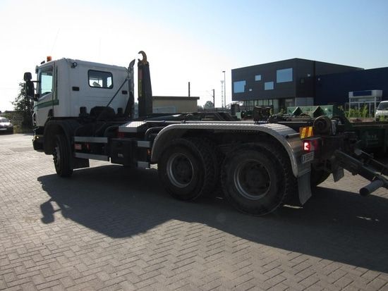 Camion ampliroll sans benne à côté d'une entreprise.