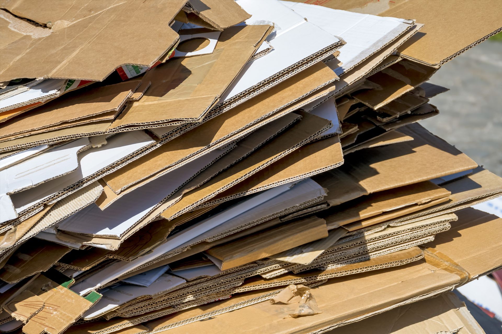 Un tas de cartons pliés.