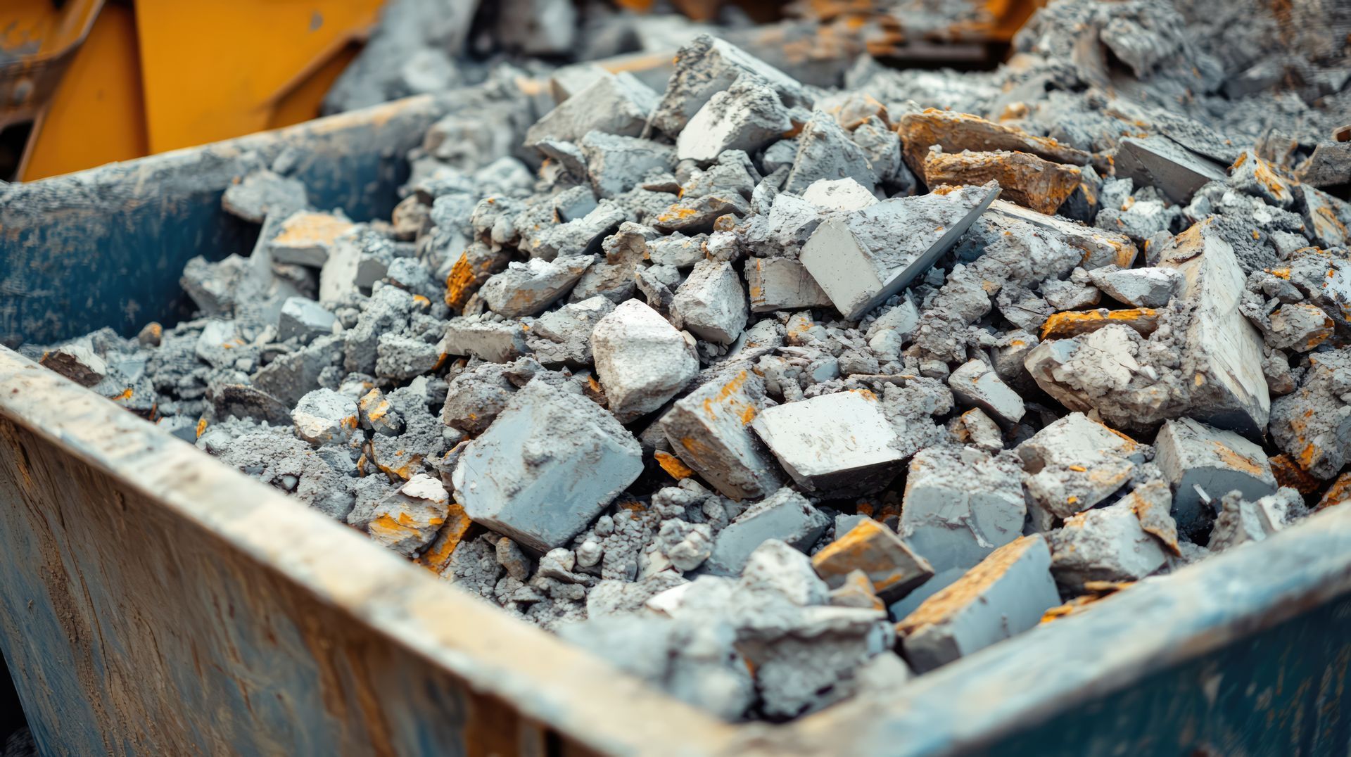 Débris et gravats sur un chantier de travaux du bâtiment.