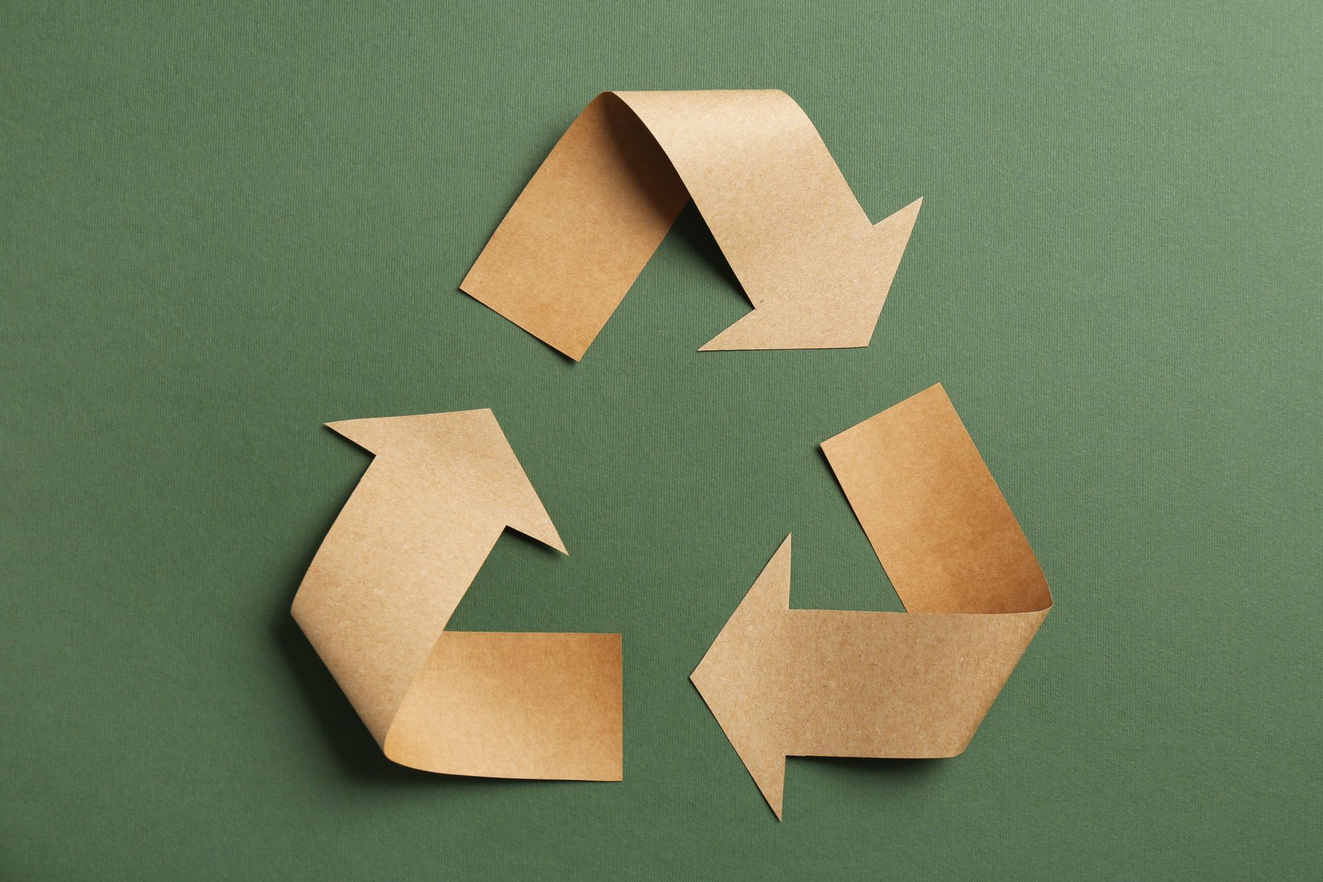 Symbole de recyclage en papier kraft.