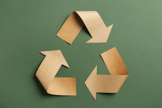 Signe de recyclage découpé dans du papier kraft.