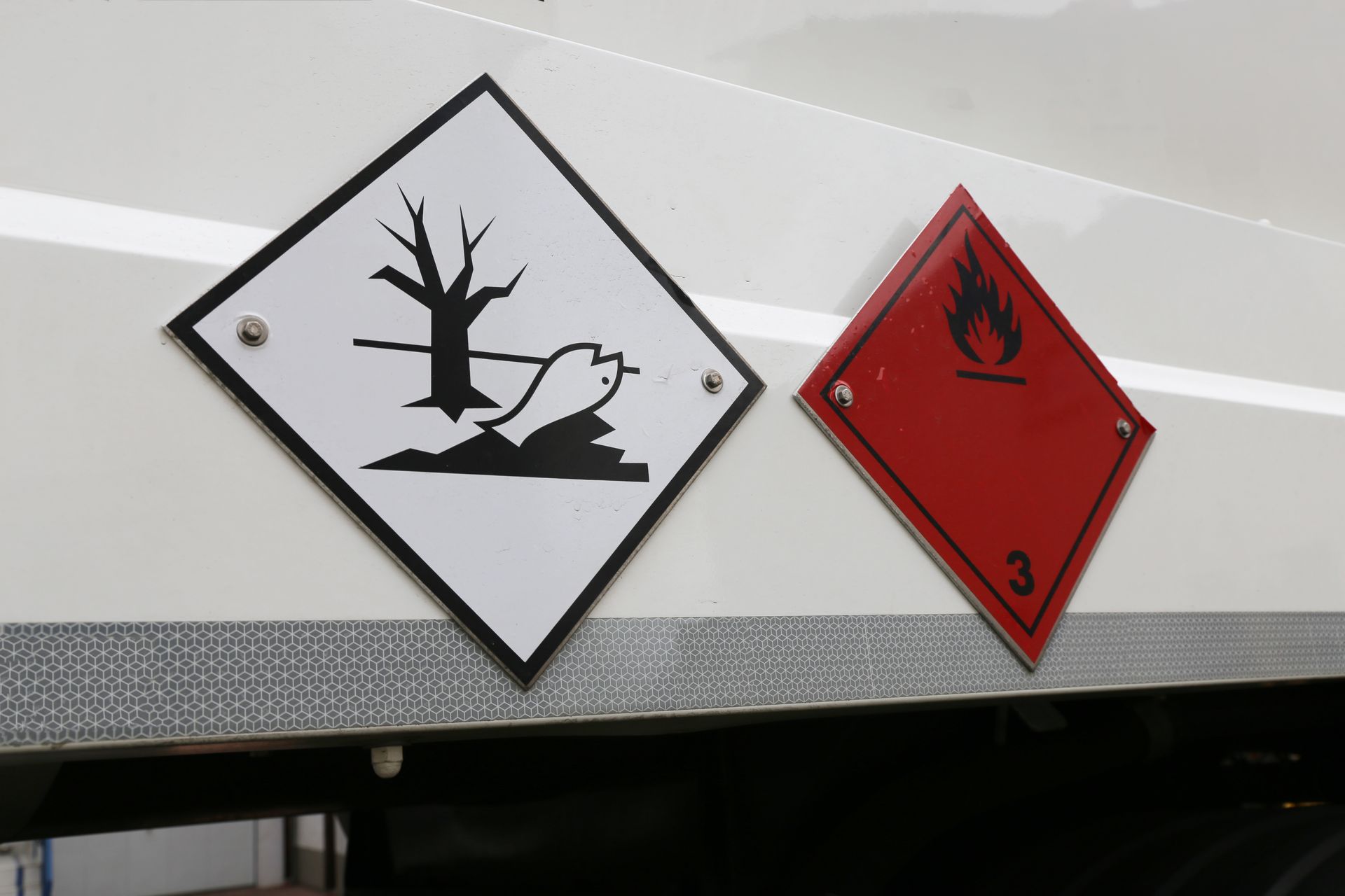 Pancartes indiquant le transport de produits dangereux.