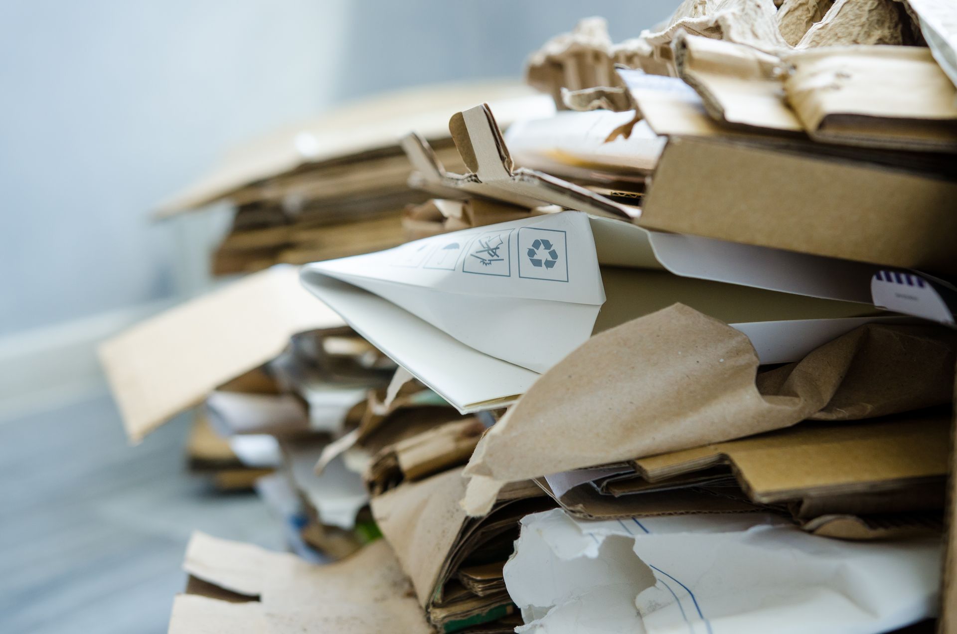Zoom sur différents cartons empilés.